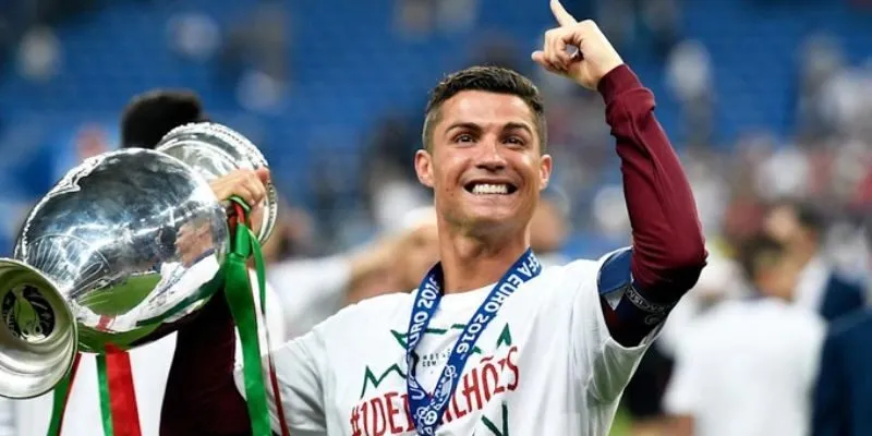 Ronaldo: Chặng đường sự nghiệp đầy huyền thoại